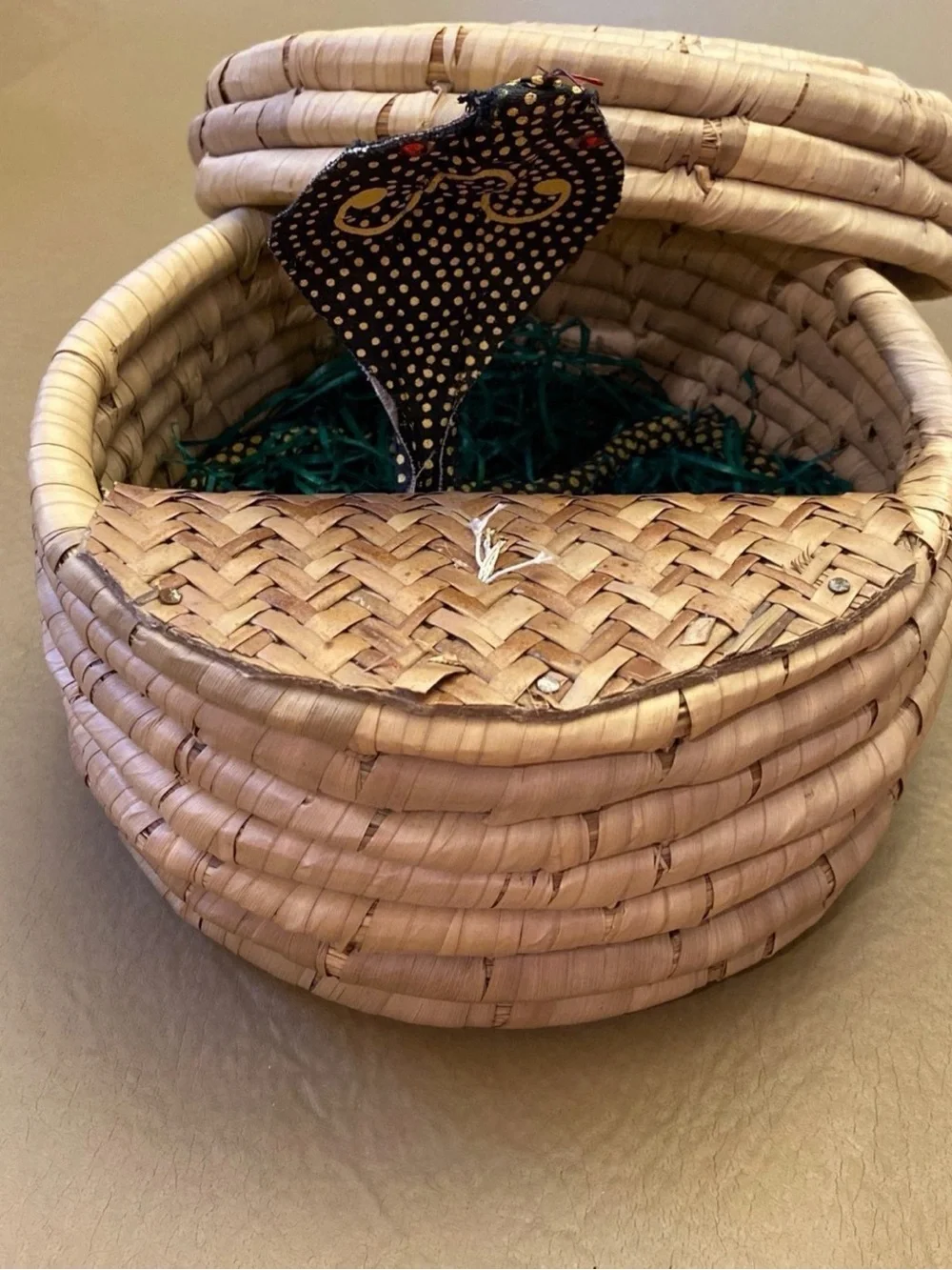 Basket with fake moving snake when Lid is remove.